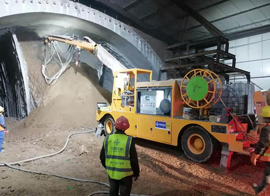 中交一公局工程底盤混凝土濕噴臺(tái)車施工現(xiàn)場（2）