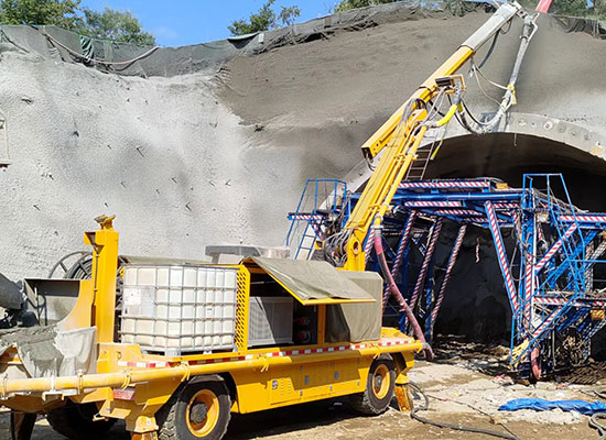 隧道混凝土濕噴臺(tái)車施工現(xiàn)場